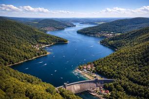 Edersee und seine Umgebung im Sommer